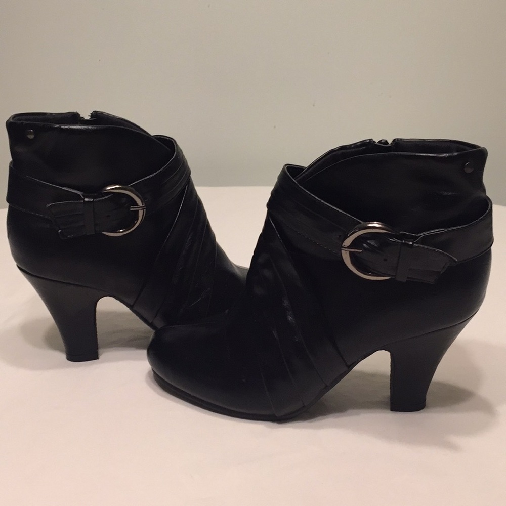 Anna Almeida women's Zip up black ankle boots 6